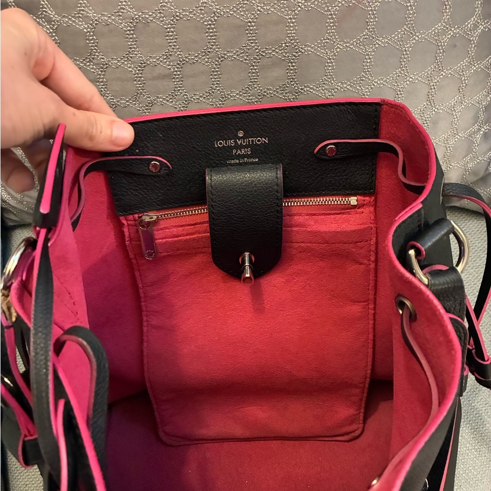 Louis Vuitton Black and Pink Shoulder Bag with Elegant Design - Picture 4 of 15